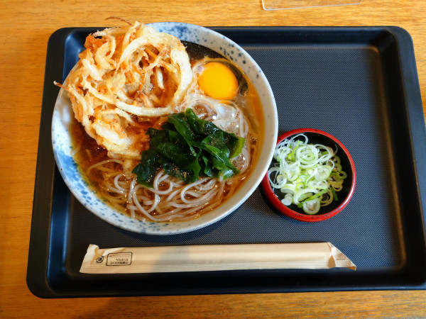 「きのこのかき揚げそば＋生卵（620円）」@しぶそば 武蔵小杉店の写真