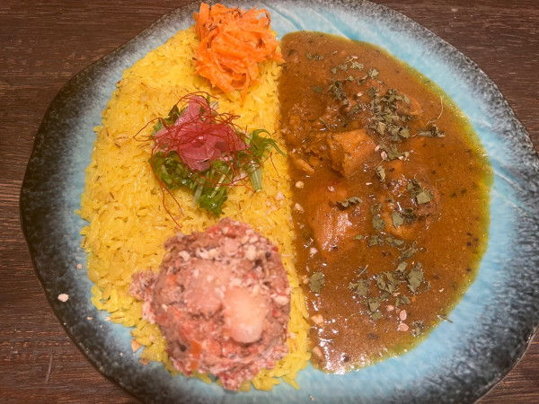「チキンカレー、ごはんM、エビポテサラ」@スパイシーカリーハウス半月の写真