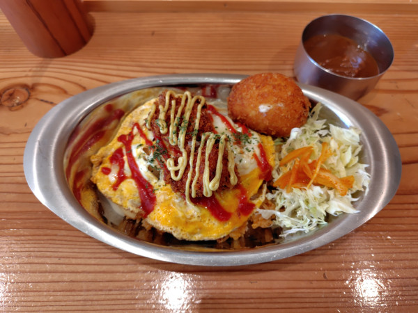 「スパイシーハントンライス全部のせ1250円（11月限定）」@パラキートの写真