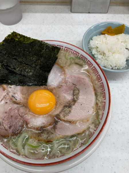 「中華そば、卵黄、海苔」@マルショーラーメン 中野店の写真