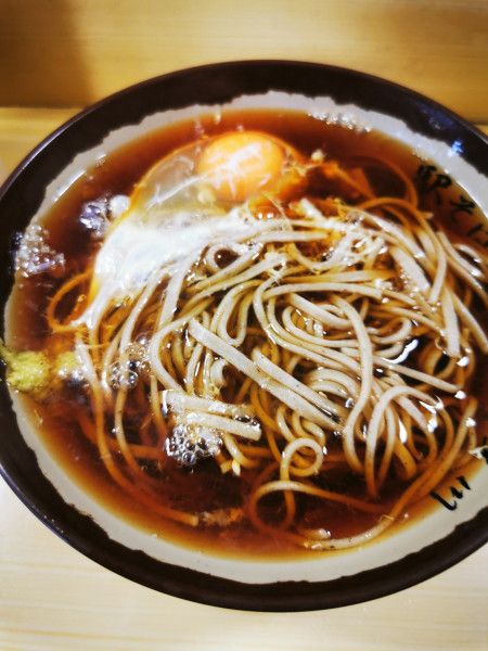 「月見そば」@駅そば榑木川 松本駅店の写真