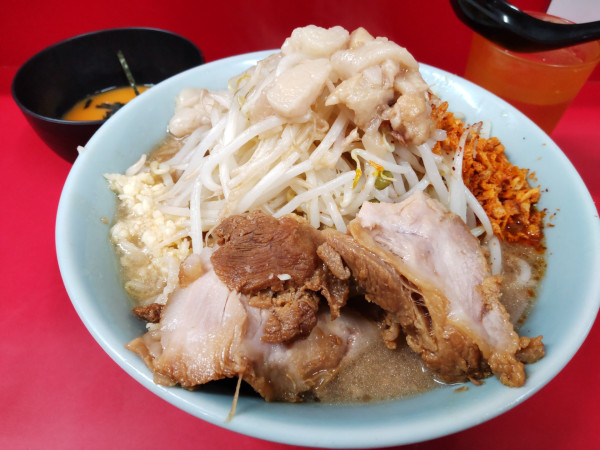 「ラーメン＋生とじ玉子、辛あげネギ(限定)」@ラーメン二郎 新宿歌舞伎町店の写真