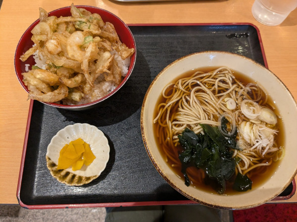 「かき揚げ丼セット950円」@瀬谷そばの写真