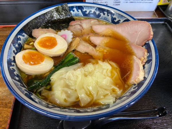 「チャーシューワンタン麺、煮玉子(1350円)」@手打ちラーメン 英の写真