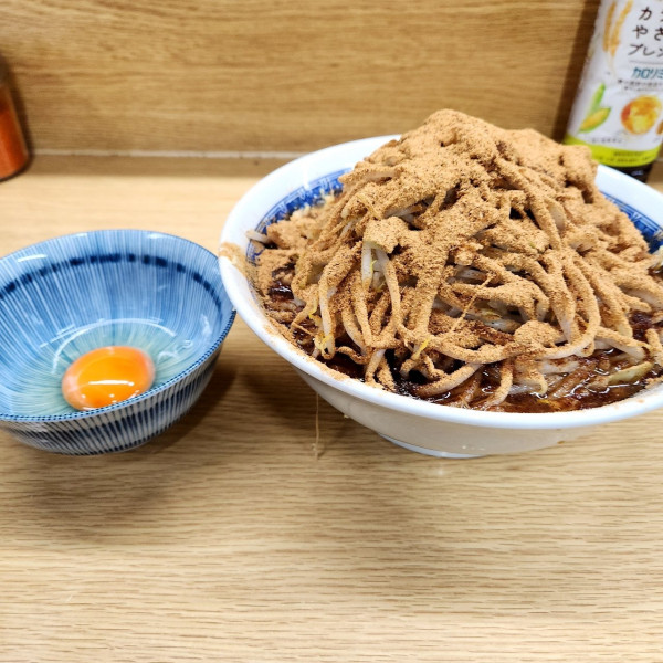 「ラーメン ヤサイ、ニンニク、アブラ カツオくん ショウガ 生玉子」@ラーメン二郎 栃木街道店の写真