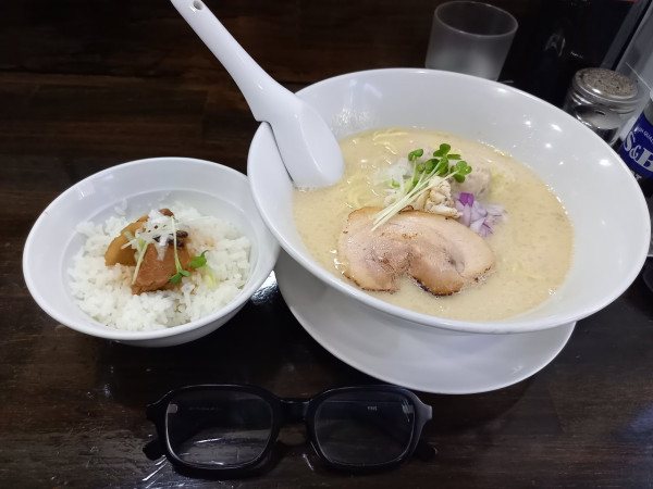 「鯛ラーメン900円　ミニチャーシュー丼100円」@ラーメン晃煇の写真