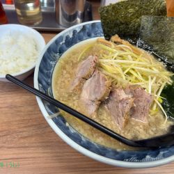 ネギチャーシューメン(1180円)、半ライス(180円)