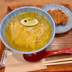 GIN（神）保町中華そば（2000円）＋ハーフかつ（300円）＋カレー焼きそば（1270円）