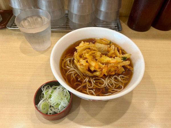 「かき揚げ天そば590円」@いろり庵きらく 四ツ谷店の写真