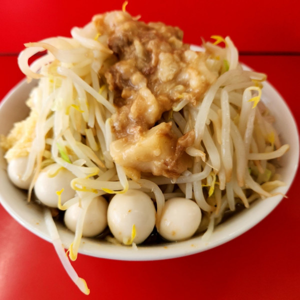 「ラーメン 少なめ ニンニク、アブラ うずら」@ラーメン二郎 ひたちなか店の写真