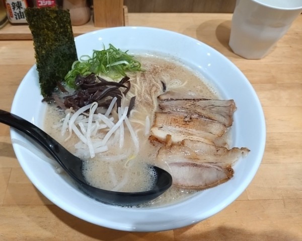 「とんこつラーメン800円」@三方よしの写真