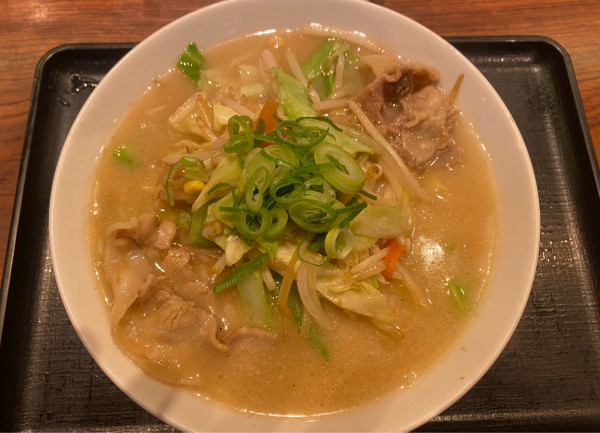 「贅沢塩豚骨タンメン（半麺）750円」@札幌タンメン ベジ達 市ヶ谷店の写真
