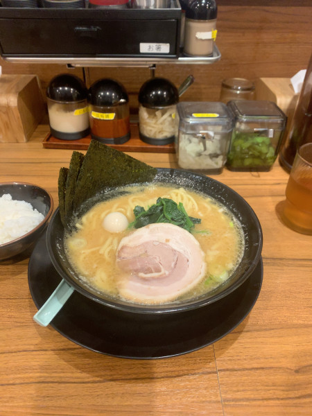 「豚骨醤油ラーメン」@横浜家系ラーメン 春吉家 天神三丁目店の写真