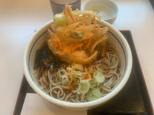 「かき揚げそば 570円」@万葉そば つつじヶ丘店の写真