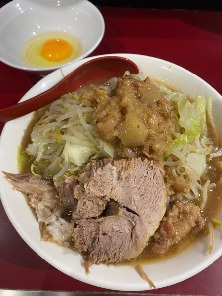 「中ラーメン+生卵」@立川マシマシ 国分寺店の写真