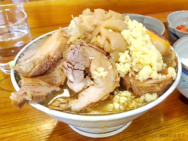 「豚ラーメン 400g（辛ウズラ＋燻製卵）」@自家製麺 太宰食堂の写真
