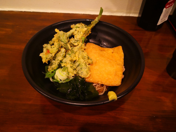 「冷やしきつねそば+春菊天（650円）」@立ち食いそば 八丁の写真