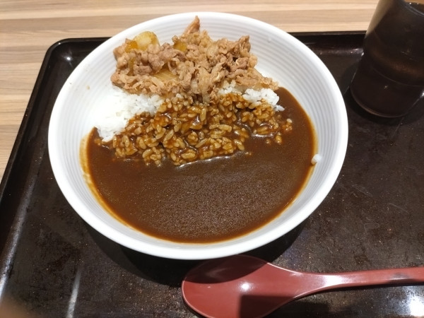 「牛黒カレー619円」@吉野家 高知インター店の写真