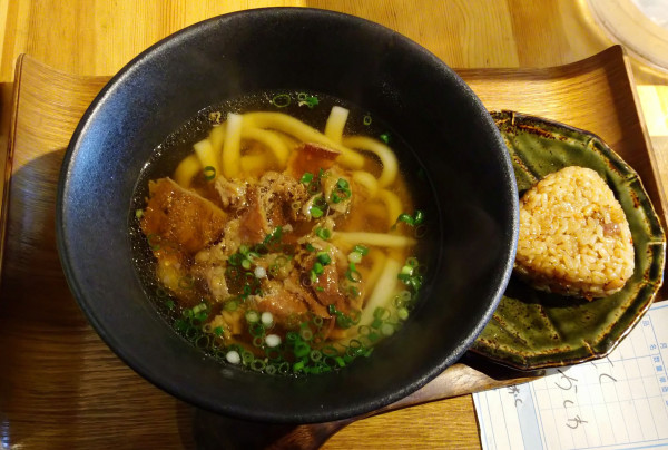 「牛肉うどん（900円）＋かしわおむすび（250円）」@博多うどん酒場 官兵衛 大門店の写真