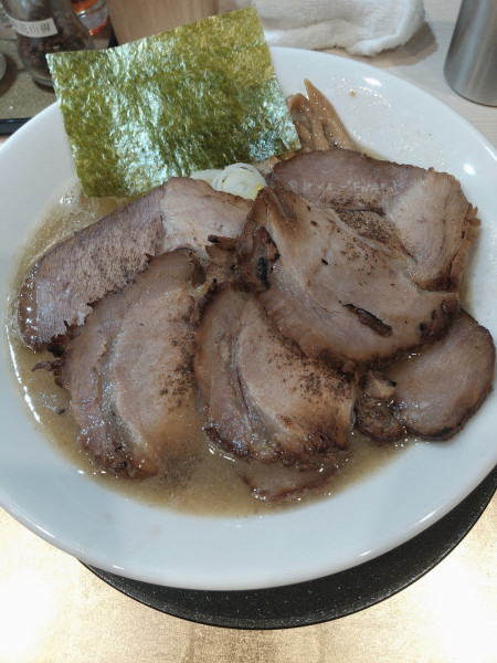 「濃厚煮干しそば(トッピング：豚チャーシュー)」@麺屋 音 南越谷店の写真