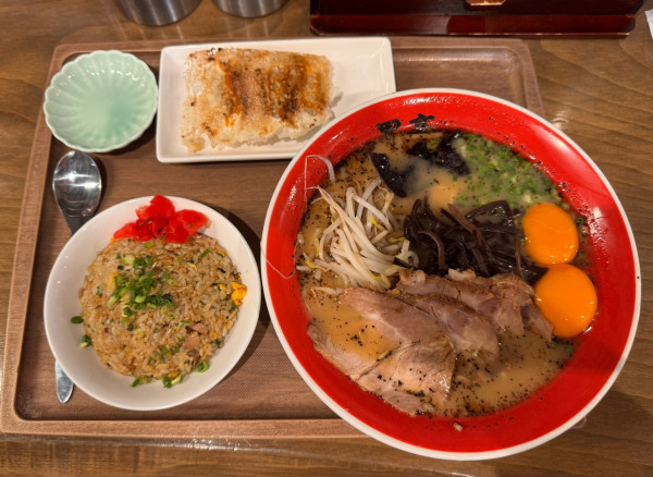 「玉子入りラーメン＋半チャーハン・餃子3個セット」@黒亭 下通店の写真