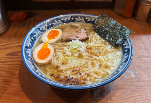 「塩らぁ麺（大盛無料）¥900、味付玉子¥100」@めん処 樹の写真