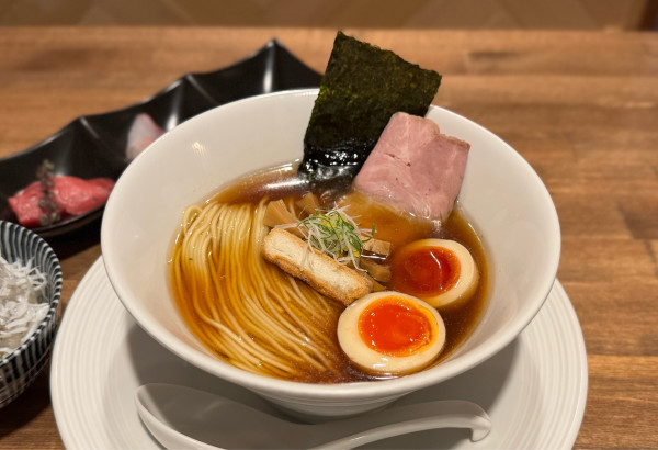 「津軽煮干し中華蕎麦（味玉入り）¥1000、海鮮丼¥500」@酒肴場 屯の写真