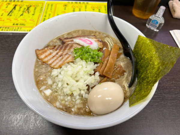 「煮干し中華そば 背脂醤油」@らぁ麺 亀我楽の写真