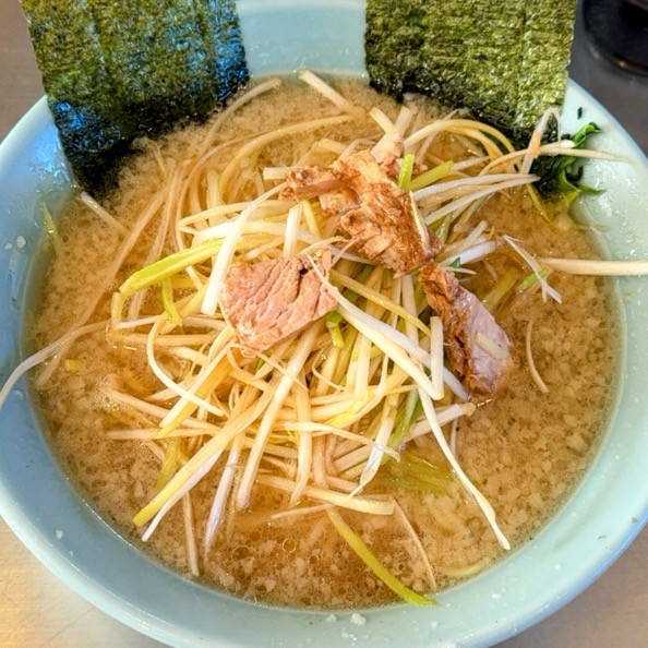 「ネギラーメン¥840＋サービス半ライス」@ラーメンショップ 椿 玉造店の写真