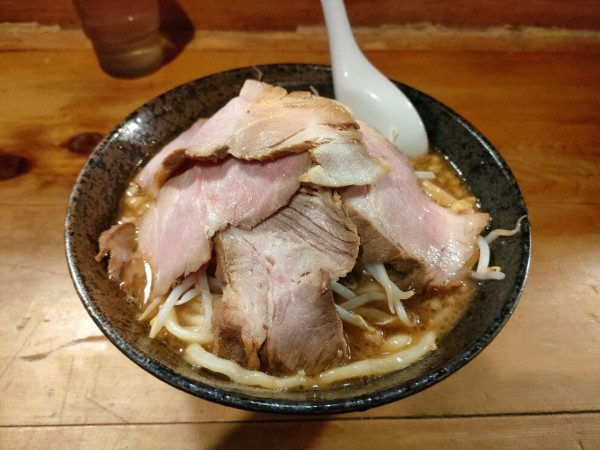 「ラーメン肉大入り」@極太濁流ラーメン ら・けいこ 東片端店の写真
