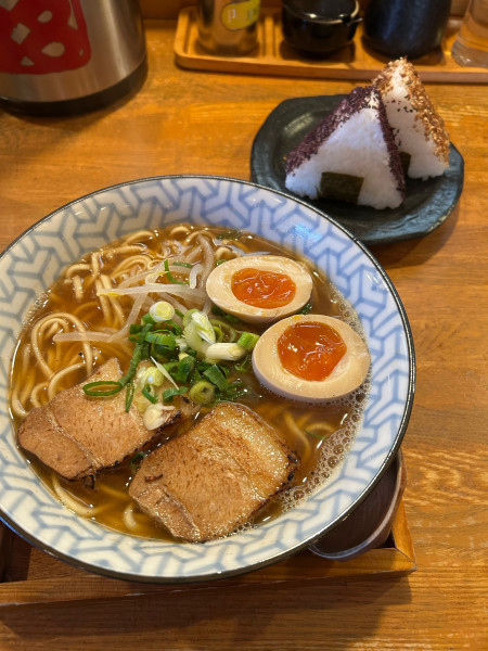 「ランチ（濃鰹醤油／太麺. 味付け煮卵）おにぎり」@らーめん3738の写真