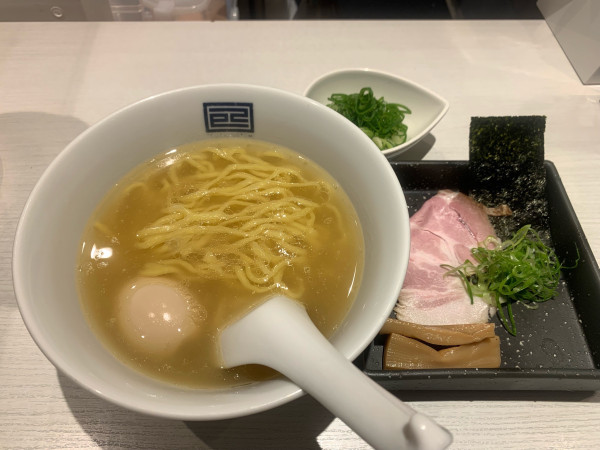 「鴨×地頭鶏 トリュフ香る淡麗地鶏らーめん(塩)＋温味玉」@淡麗拉麺 己巳の写真