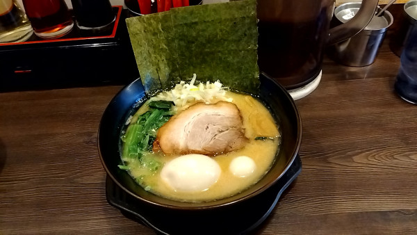 「醤油豚骨（８５０円）＋味玉（１００円）」@麺家さやかの写真
