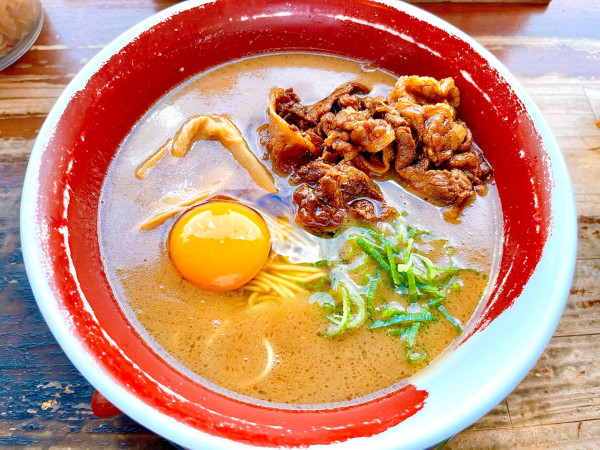 「徳島ラーメン（800円）、豚バラ肉（280円）」@徳島ラーメン 麺王 高松駅前店の写真