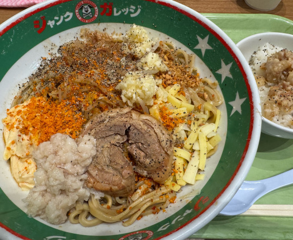 「パワフルまぜそば大➕アブライス」@ジャンクガレッジ イオンレイクタウンmori店の写真