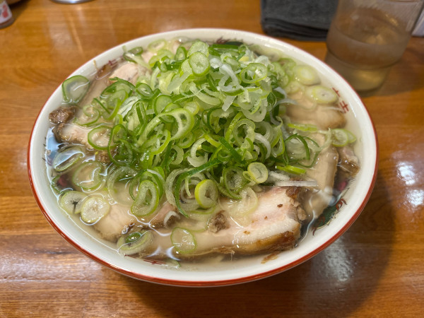 「塩チャーシューメン 1,300円＋薬味ネギ増量 100円」@ラーメンうめ八の写真