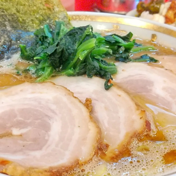 「#煮豚チャーシューメン #並盛 #油多め #1200円 #ライス」@家系ラーメン 裏大輝家 青物横丁店の写真