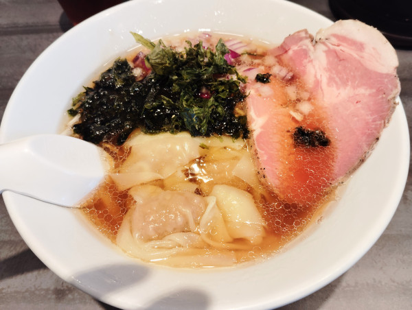 「淡麗醤油ワンタン麺」@麺や べらぼうの写真