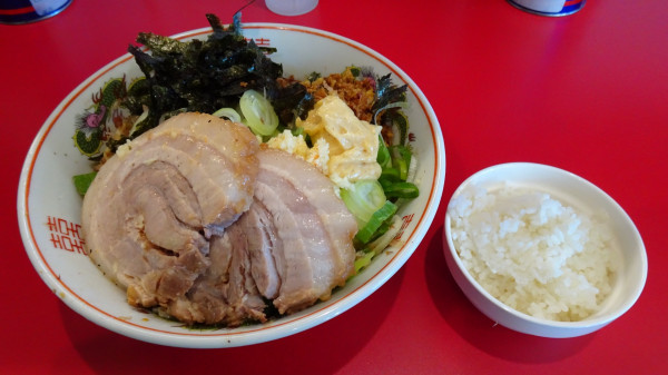 「ラーメン豚2枚（1030円）＋汁なし＋追い飯　アブラ以外全部」@ラーメン英二の写真