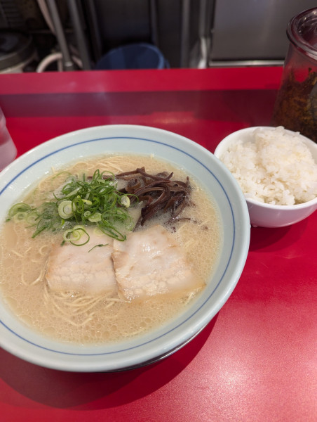 「本場博多ラーメン+無料ライス」@本場博多ラーメン せまかっちゃん 神田店の写真