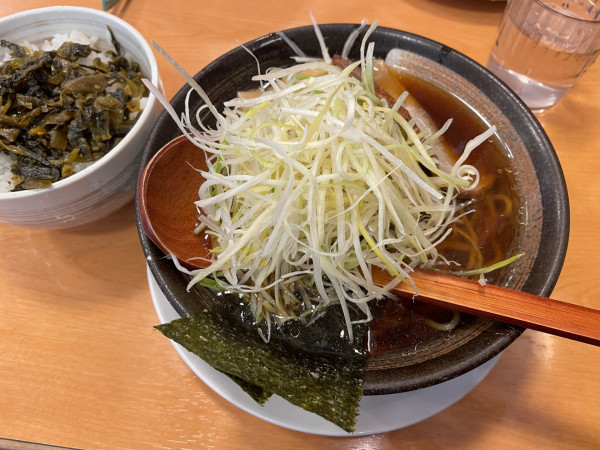 「藤岡醤油ねぎらーめん・高菜ごはん」@らーめん駿 ららん藤岡店の写真