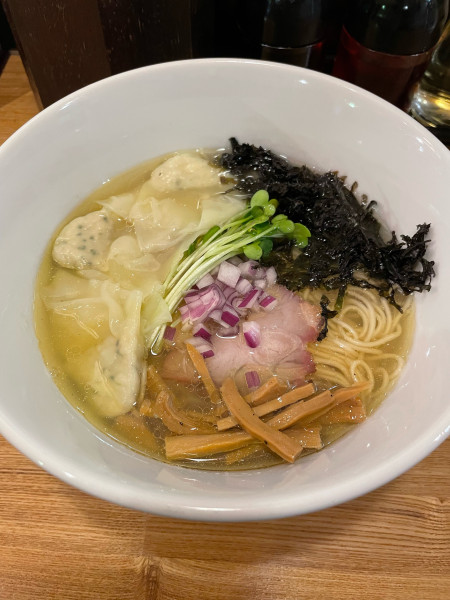 「塩ラーメン+ワンタン」@らーめん処 くろ助の写真