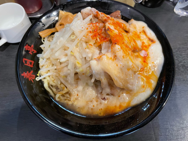 「炙り鶏豚油そば」@油そば専門店 春日亭 西新宿店の写真