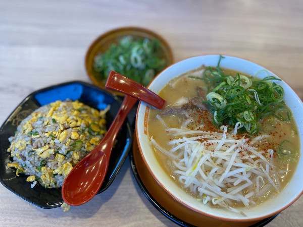 「みそラーメンと半チャーハン」@うま屋ラーメン 天白店の写真