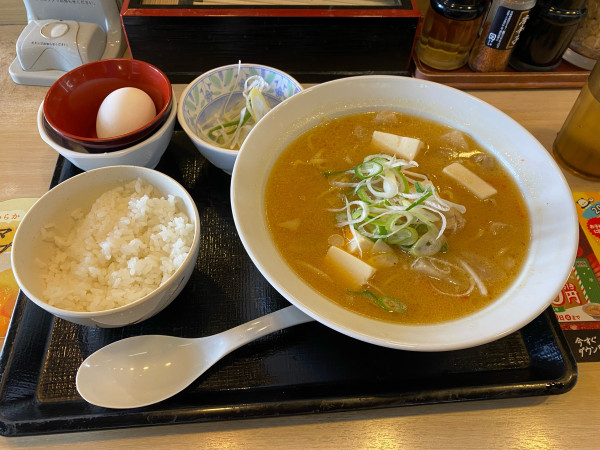 「豚汁らーめんワンタンたまかけ朝食550円」@北海道らぁめん 伝丸 平戸店の写真