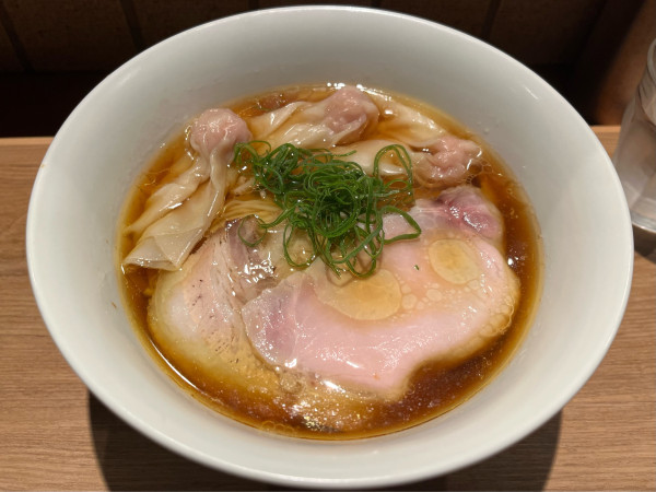 「わんたん醤油らぁ麺」@麺 ふじさきの写真