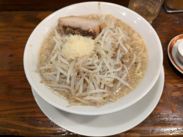 「背脂ニンニク醤油わんたんめん」@広州市場 西新宿店の写真