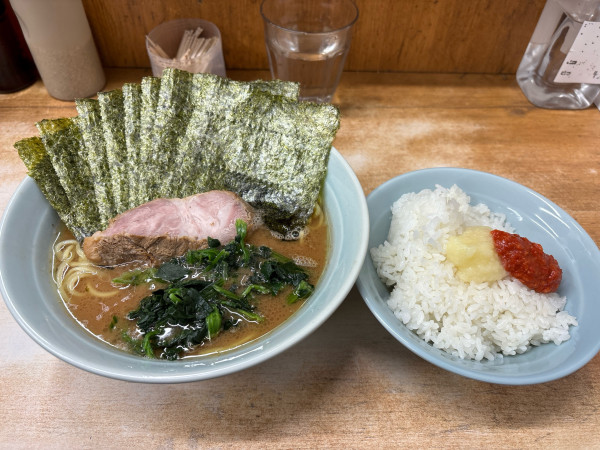 「ラーメン＋のり＋無料ライス」@横浜ラーメン 武蔵家 志木店の写真