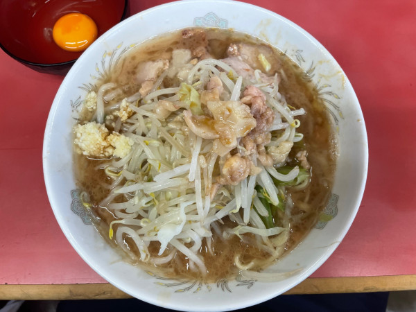 「小ラーメン ¥850 生玉子 ¥50」@ラーメン二郎 環七一之江店の写真