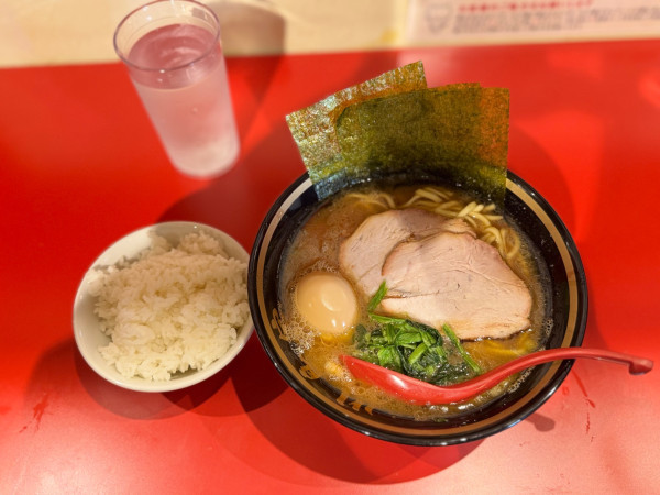 「味玉ラーメン(並)1000円＋オープン記念無料ライス」@横濱家系ラーメン 裏川島家の写真